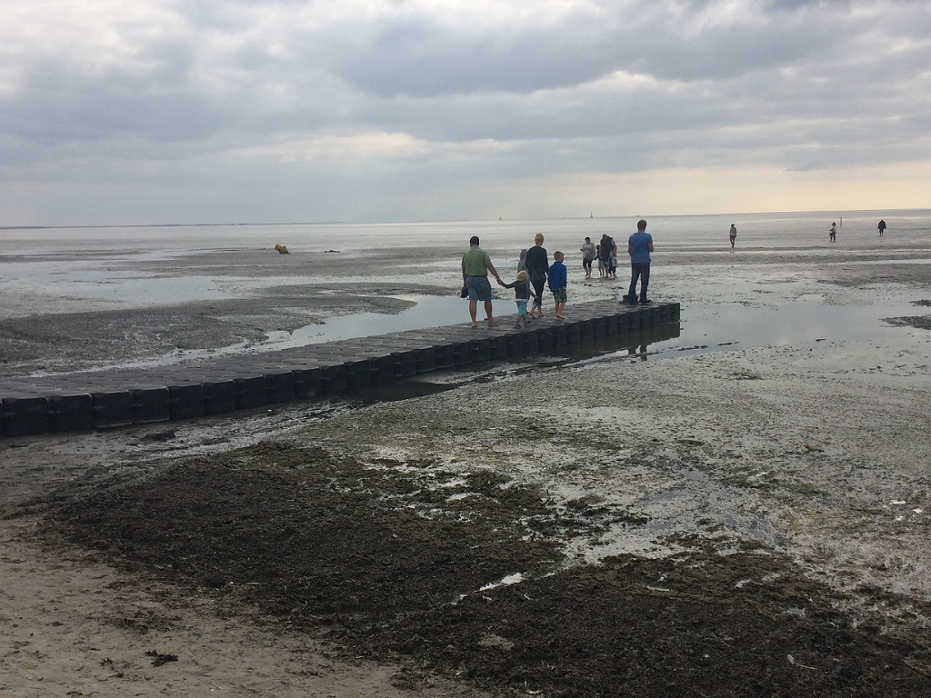 Fietsenstalling bij strand en evaluatie ponton