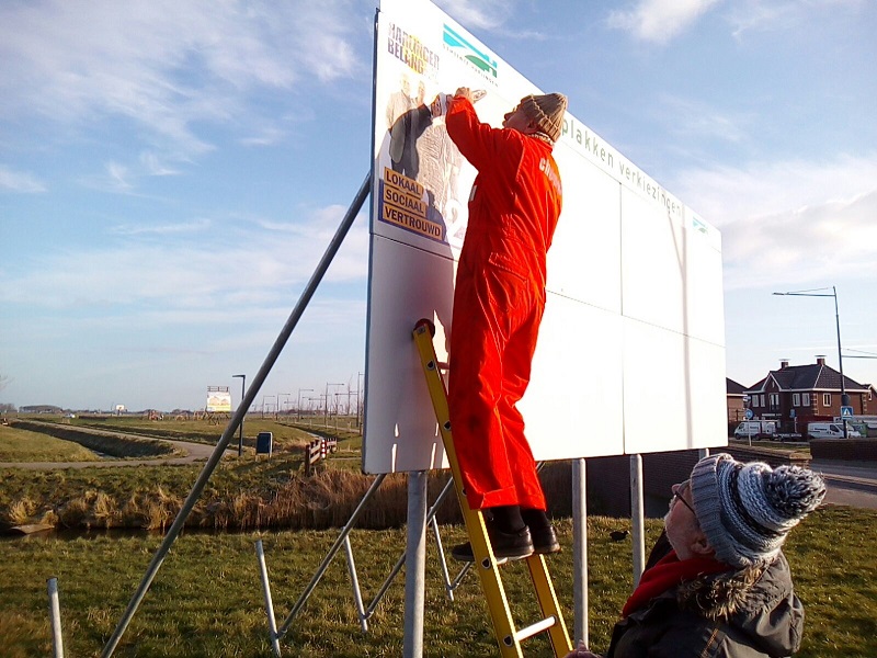 Verkiezingsposters Harlinger Belang hangen als eerste
